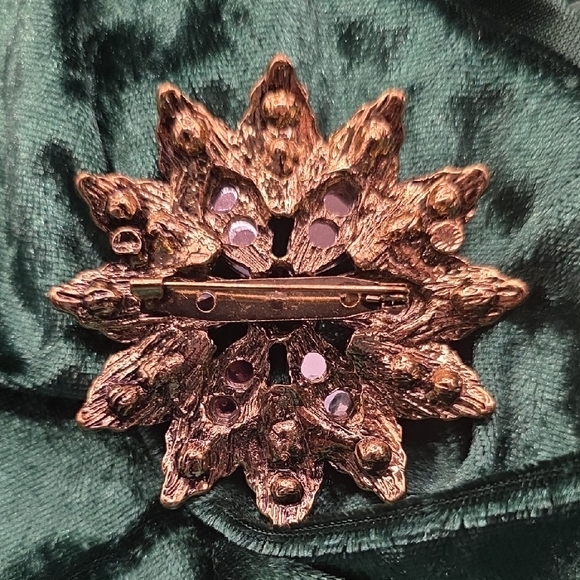 Striking Emerald Green Floral Brooch - Picture 4 of 5